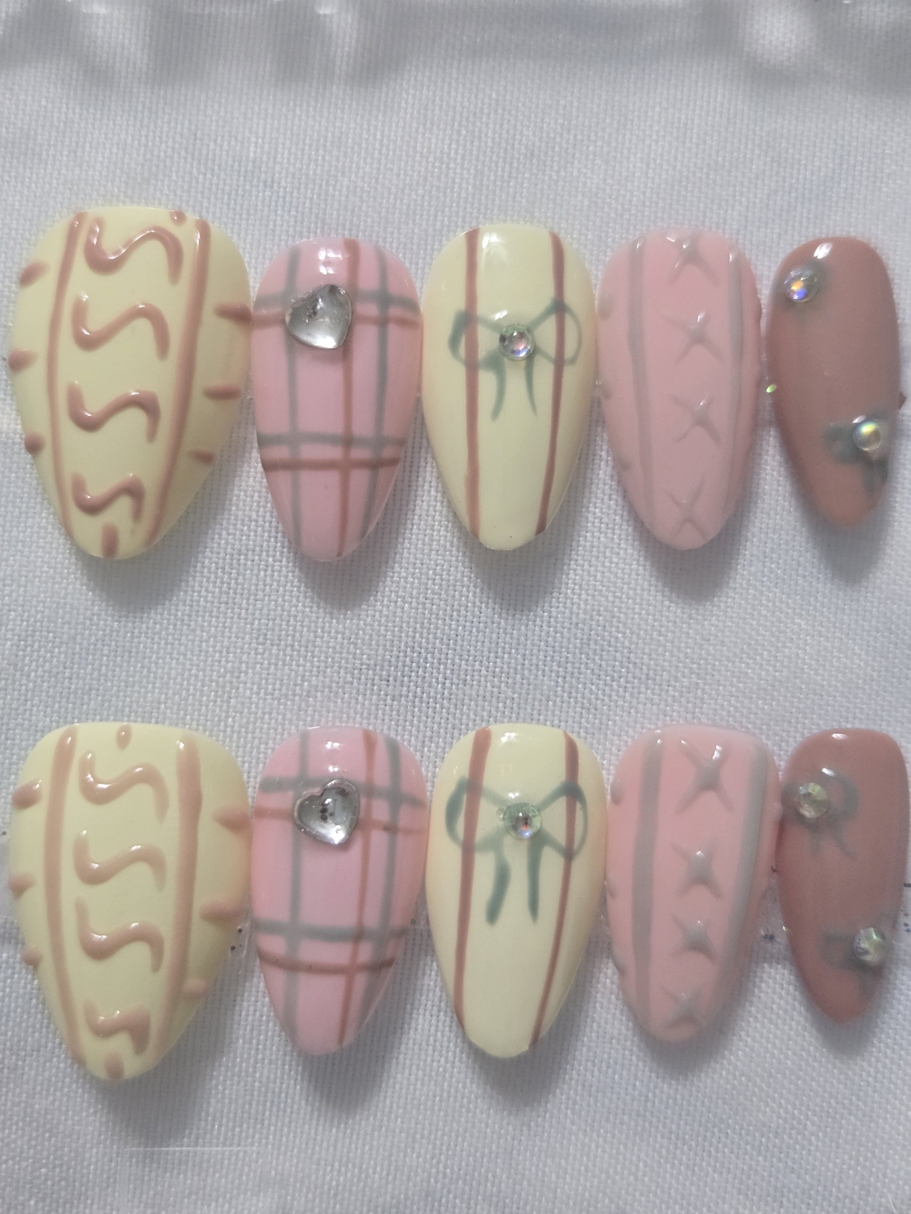 Stylish Press-On Nail Set with Rhinestone Accents Short Almond Style - Picture 1 of 2